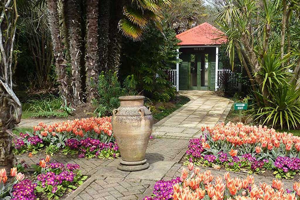 Ticket office and entrance to the gardens