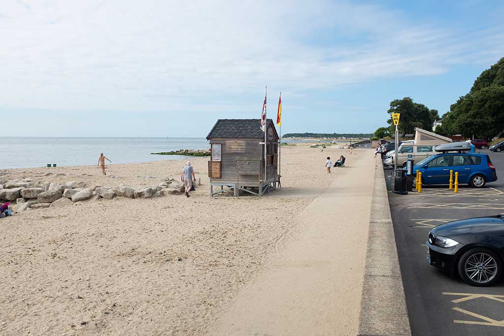 Avon Beach showing beachfront, lifeguard station and car park
