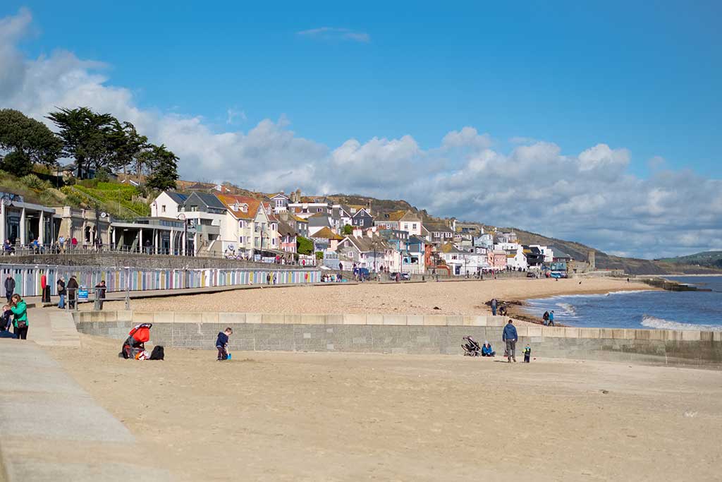 Lyme Regus Beach looking east