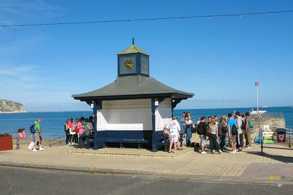 At the start of Banjo Pier is a wooden shelter with a small clock tower. 